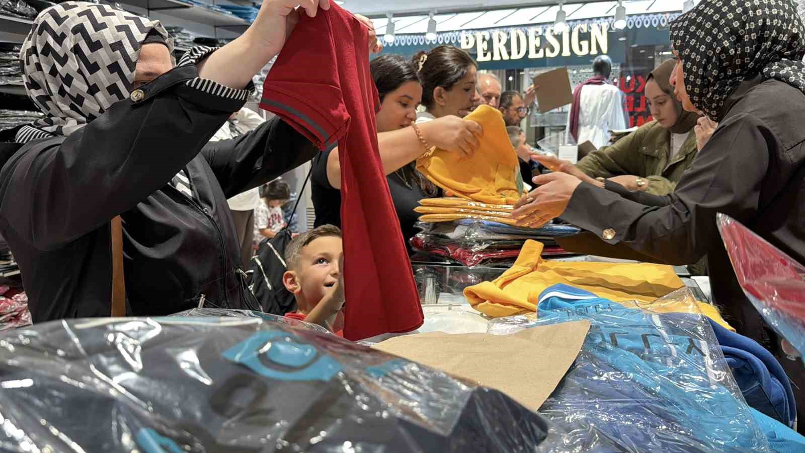 Bolu’da aileler okul öncesi alışverişinde: İğne atsan yere düşmez