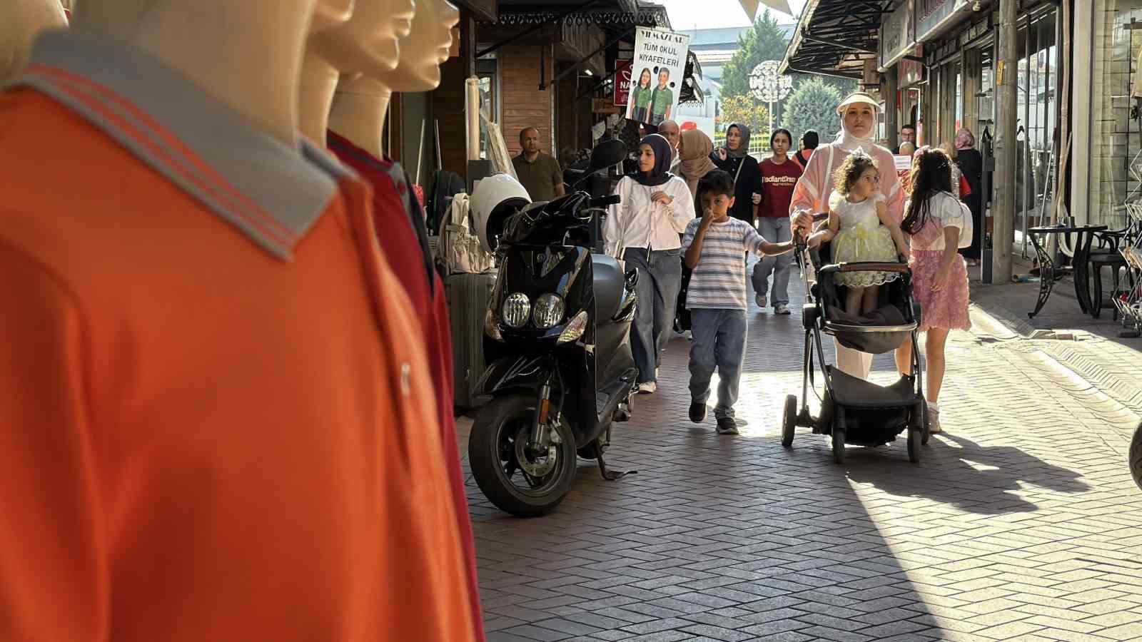 Bolu’da aileler okul öncesi alışverişinde: İğne atsan yere düşmez