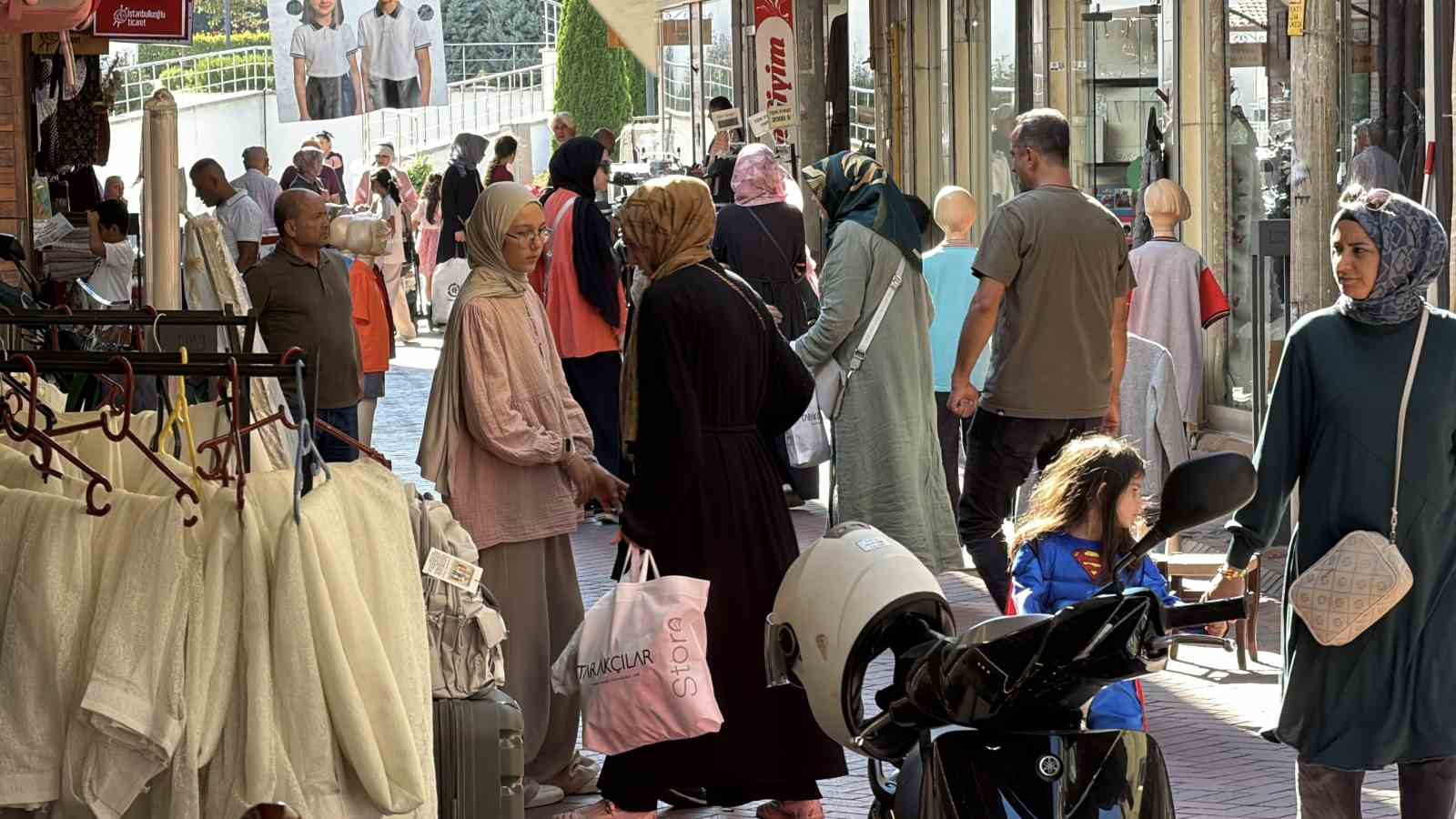 Bolu’da aileler okul öncesi alışverişinde: İğne atsan yere düşmez