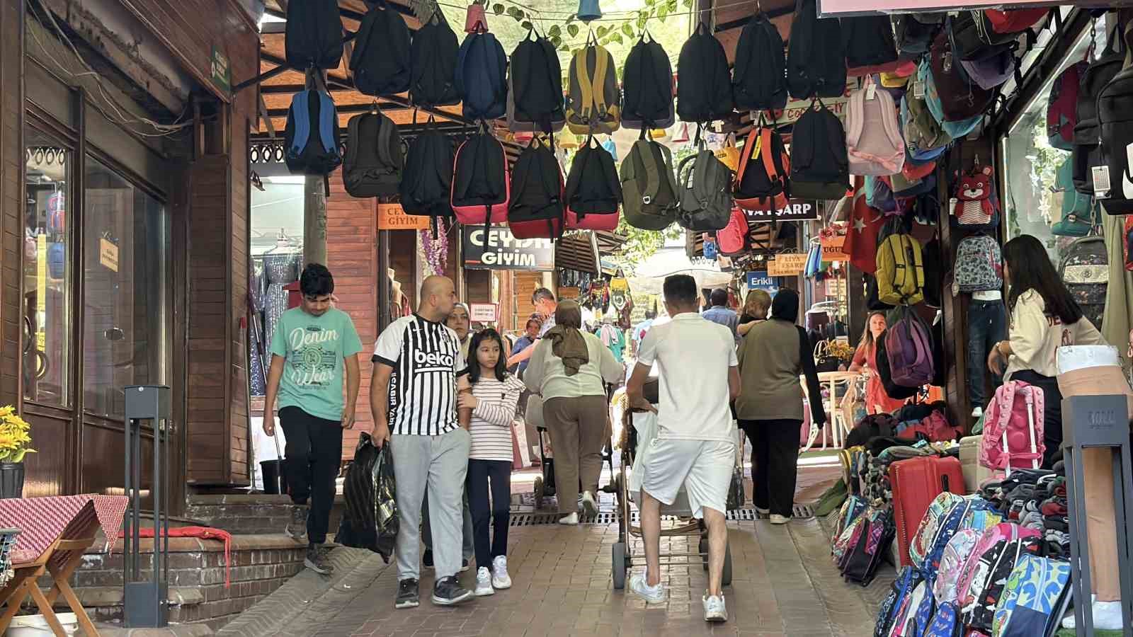 Bolu’da aileler okul öncesi alışverişinde: İğne atsan yere düşmez