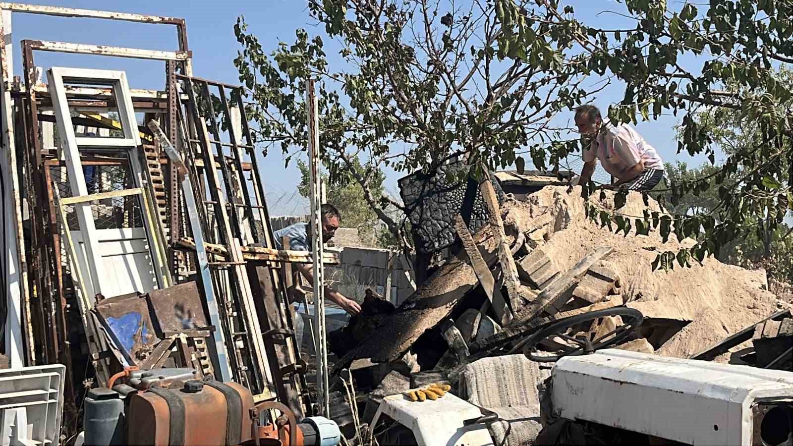 Otluk alanda başlayan yangın bağ evlerine sıçradı: 7 bağ evi kullanılamaz hale geldi