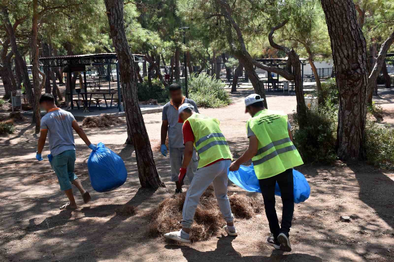 Manavgat’ta hükümlüler sahilde Çevre temizliği ve düzenleme çalışması yaptı