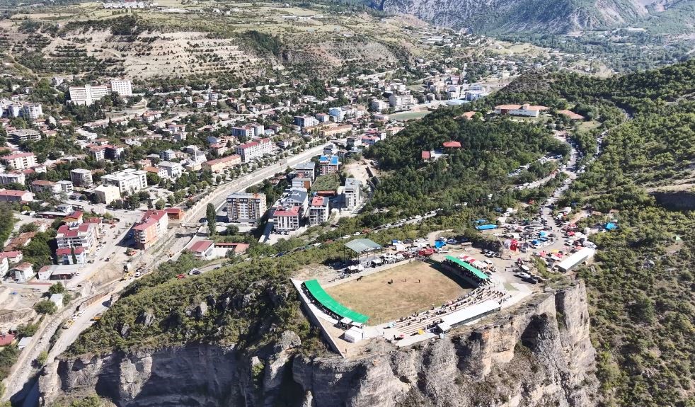 Artvin’de 250 metre yükseklikteki arenada yılın son boğa güreşleri yapıldı