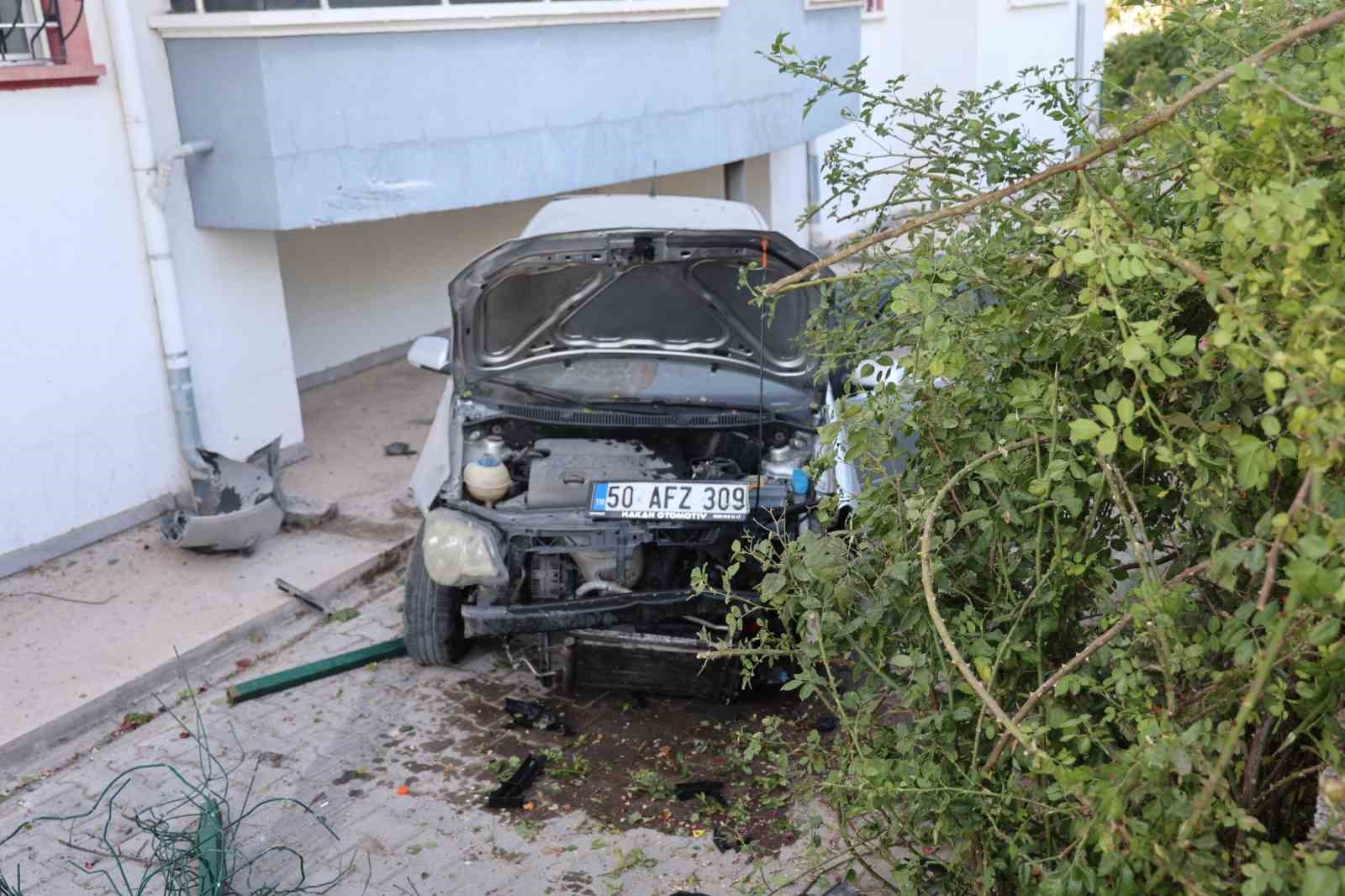 Kontrolden çıkan otomobil apartmanın bahçesine düştü: 1 yaralı