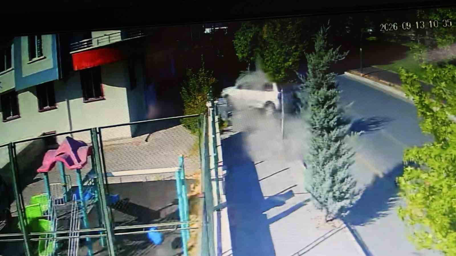 Kontrolden çıkan otomobil apartmanın bahçesine düştü: 1 yaralı