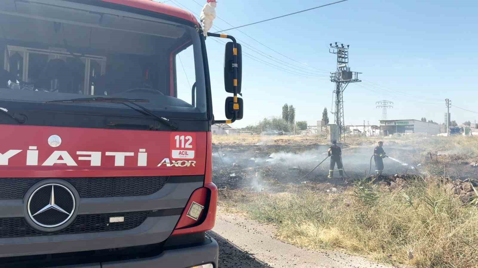 Aksaray’da kurumuş otların tutuşması ile yangın çıktı