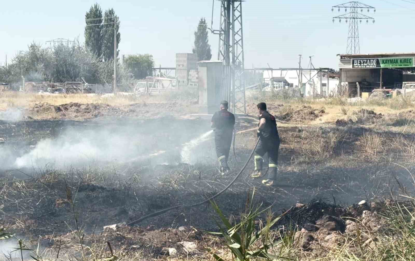 Aksaray’da kurumuş otların tutuşması ile yangın çıktı