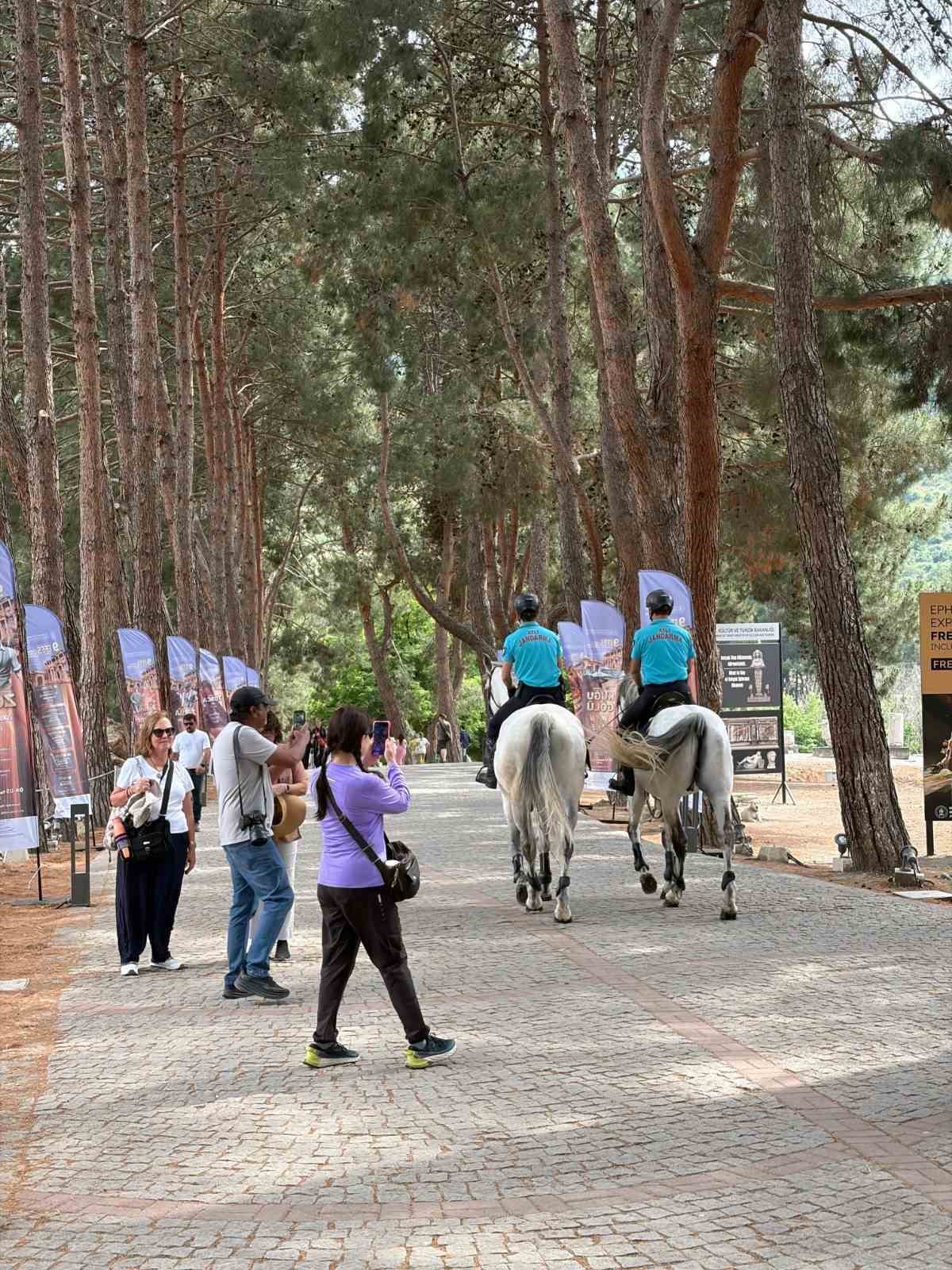 Atlı jandarma birlikleri sahillerde ve turistik bölgelerde görev başında
