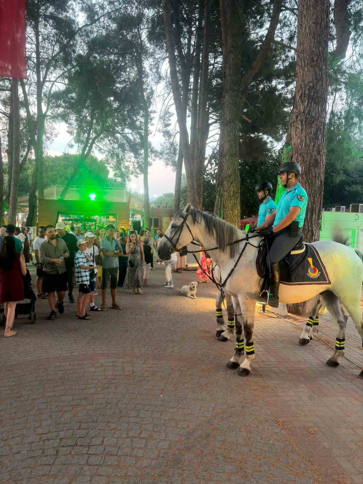 Atlı jandarma birlikleri sahillerde ve turistik bölgelerde görev başında