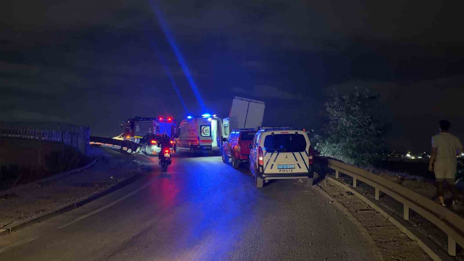 Yoldan çıkan tır bariyerleri aştı, sürücü kayıplara karıştı