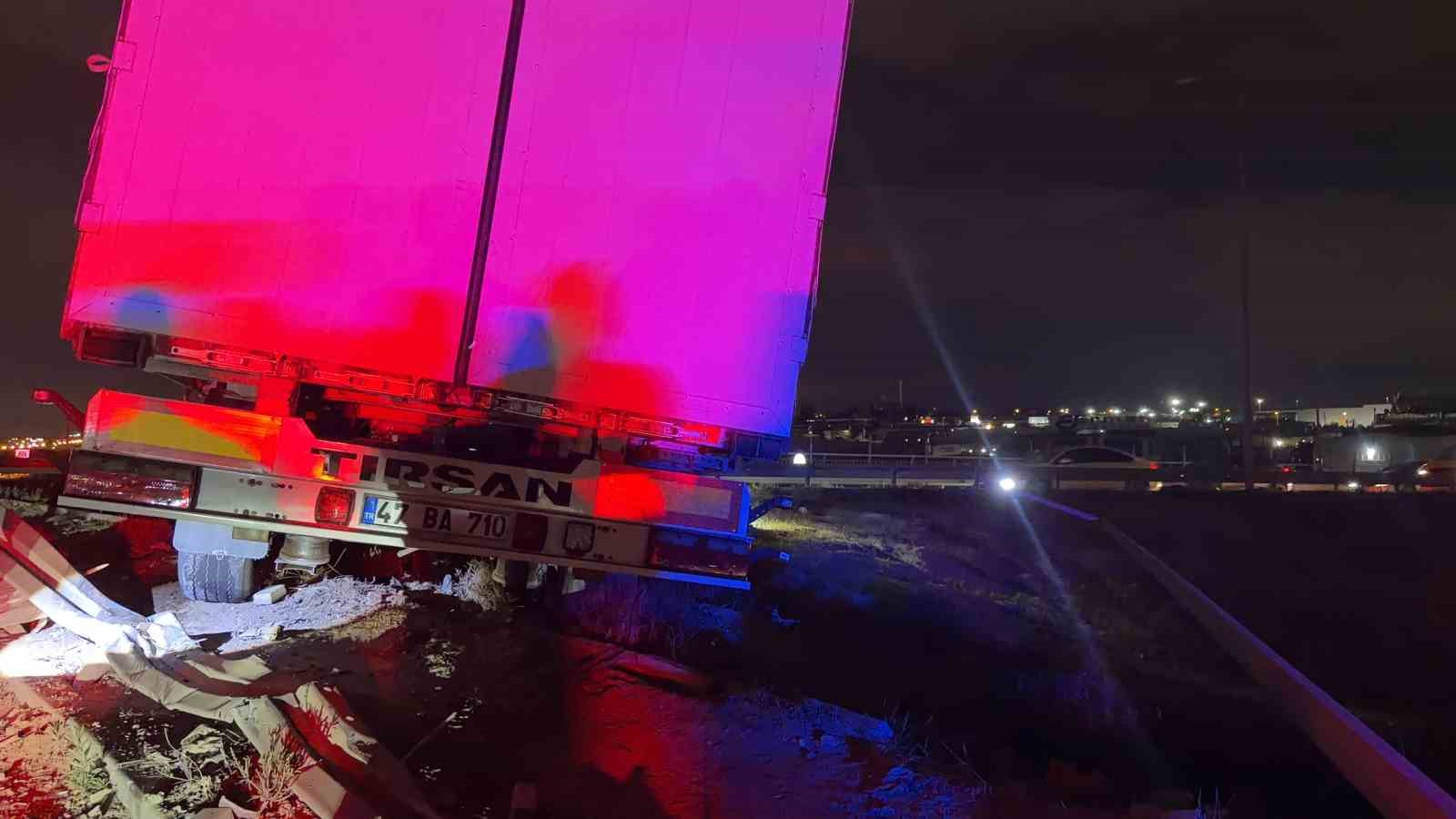 Yoldan çıkan tır bariyerleri aştı, sürücü kayıplara karıştı