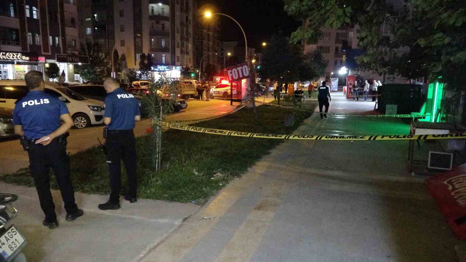 21 yaşındaki genç bıçaklı kavgada ağır yaralandı