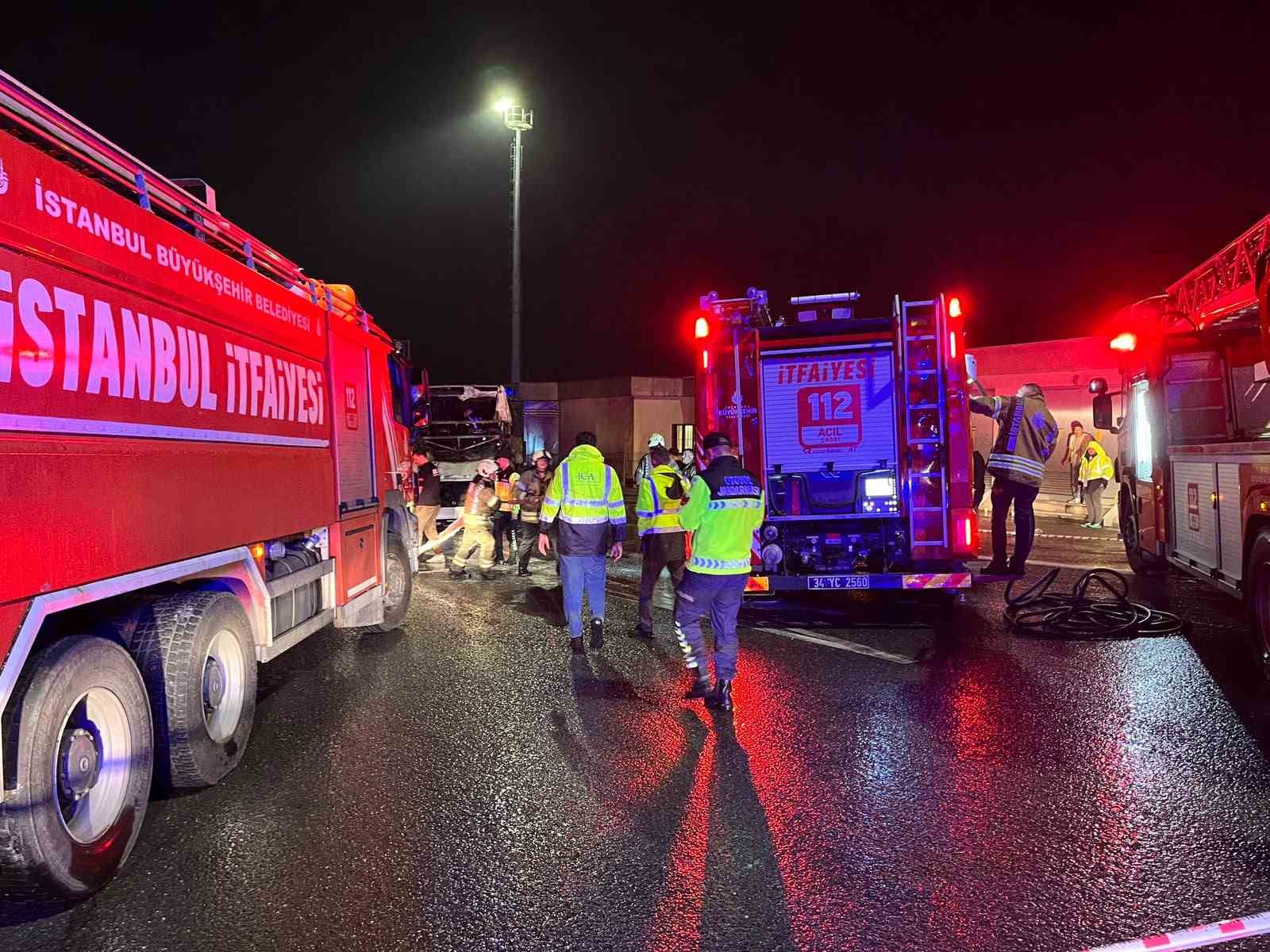 Kuzey Marmara Otoyolu’nda bariyerlere çarpan otobüs alev alev yandı