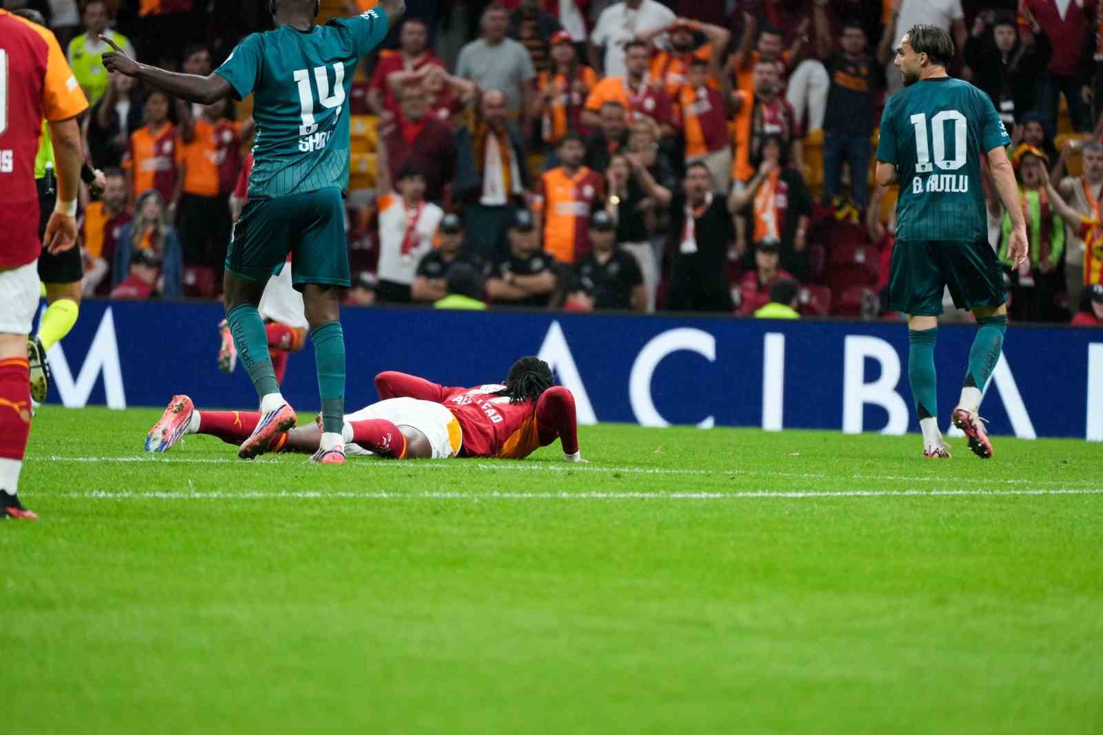 Trendyol Süper Lig: Galatasaray: 0 - Kocaelispor: 0 (İlk yarı)