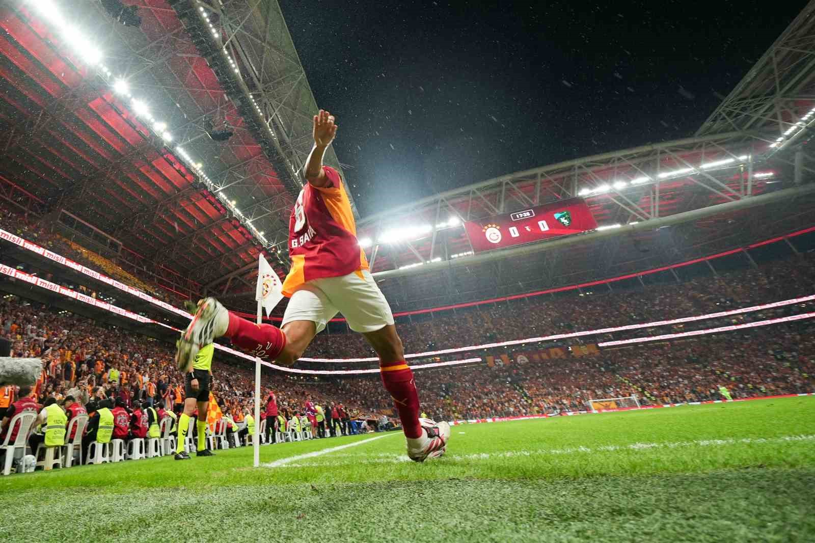 Trendyol Süper Lig: Galatasaray: 0 - Kocaelispor: 0 (İlk yarı)
