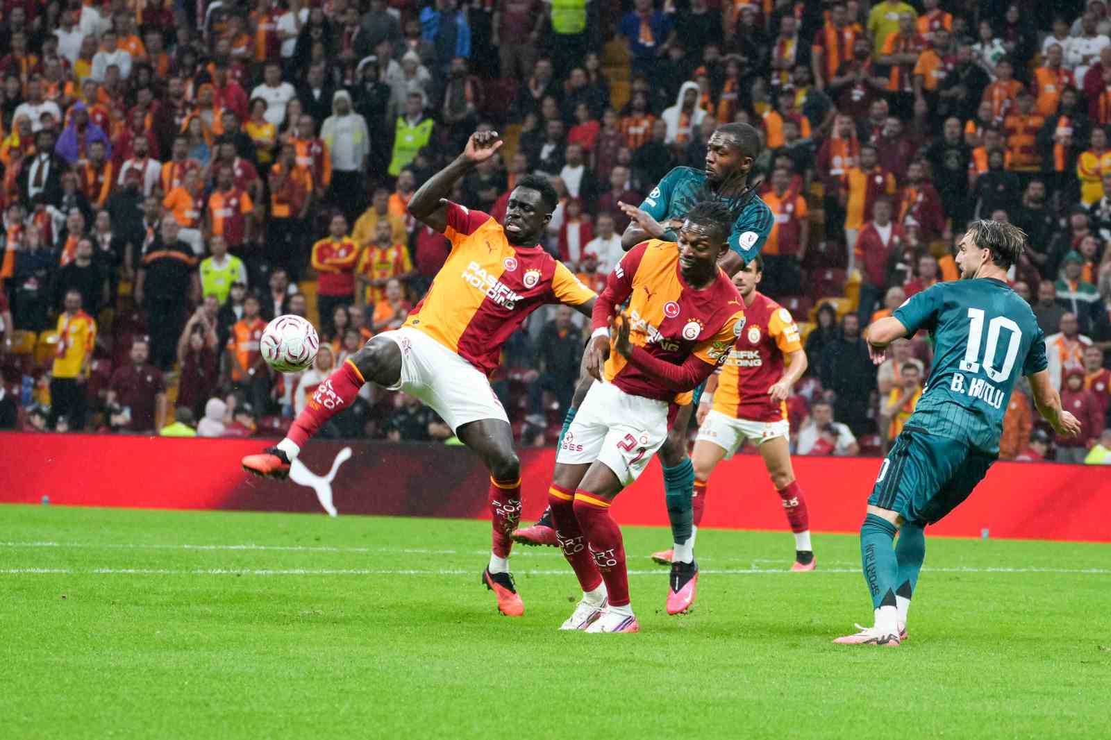 Trendyol Süper Lig: Galatasaray: 0 - Kocaelispor: 0 (İlk yarı)