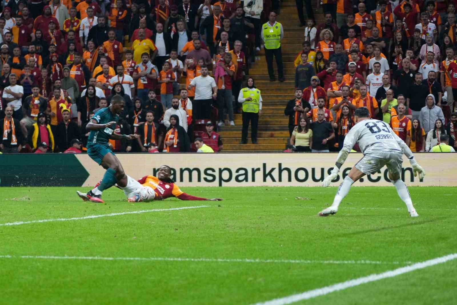 Trendyol Süper Lig: Galatasaray: 0 - Kocaelispor: 0 (İlk yarı)