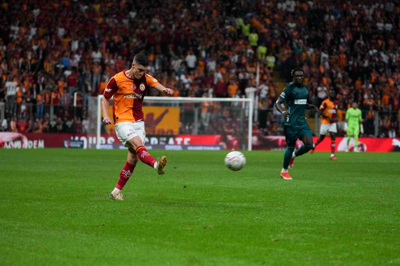 Trendyol Süper Lig: Galatasaray: 0 - Kocaelispor: 0 (İlk yarı)