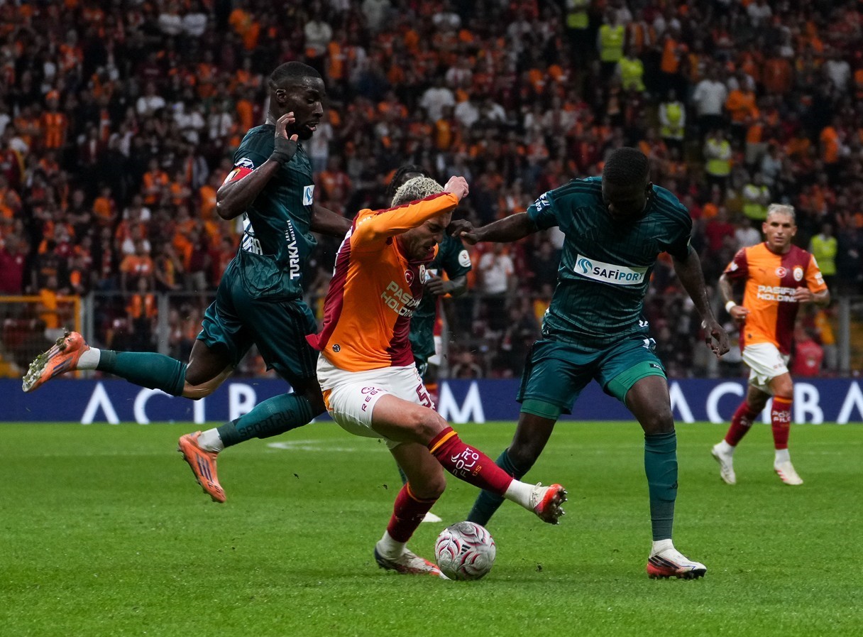 Trendyol Süper Lig: Galatasaray: 0 - Kocaelispor: 0 (İlk yarı)
