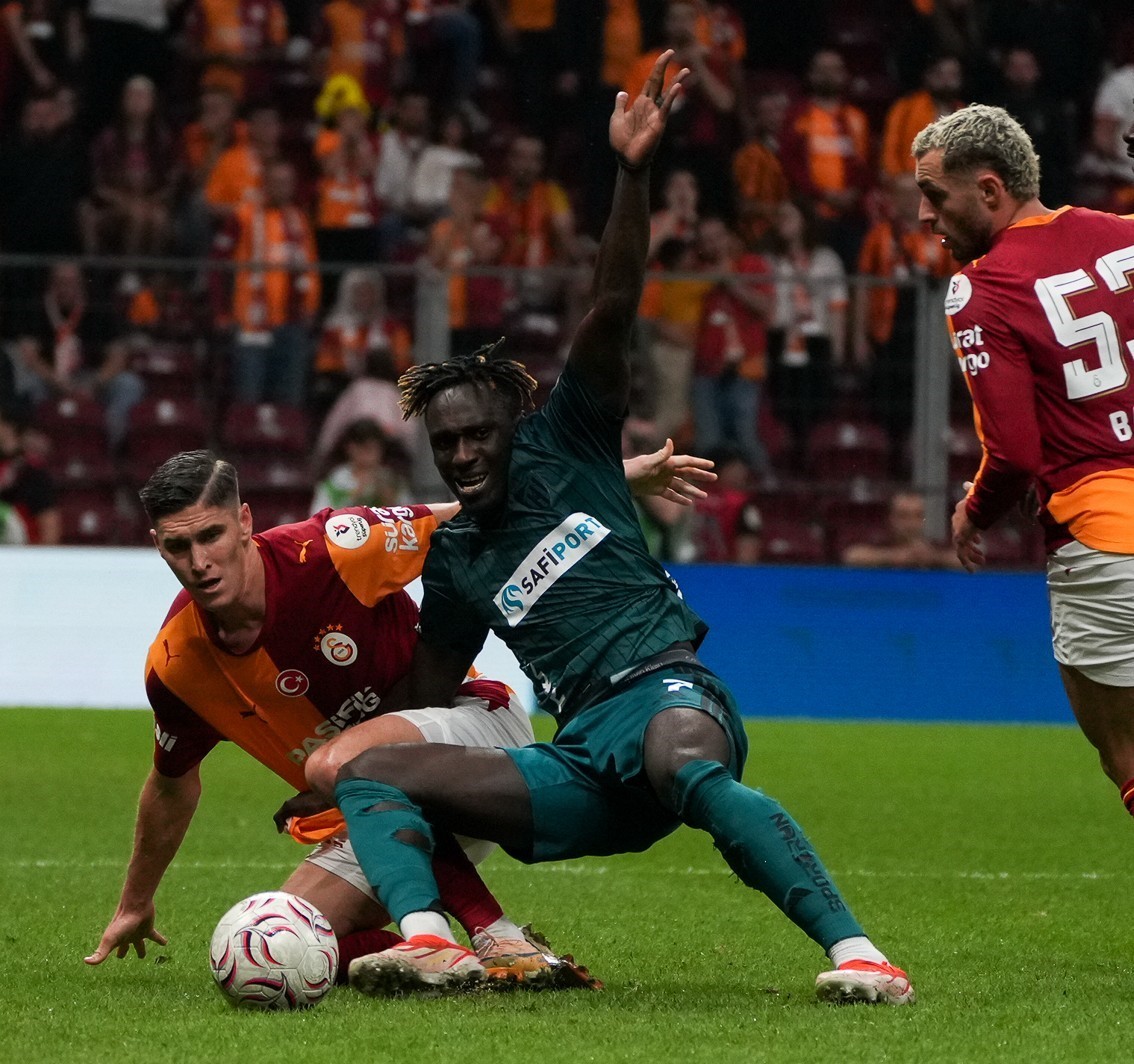 Trendyol Süper Lig: Galatasaray: 0 - Kocaelispor: 0 (İlk yarı)