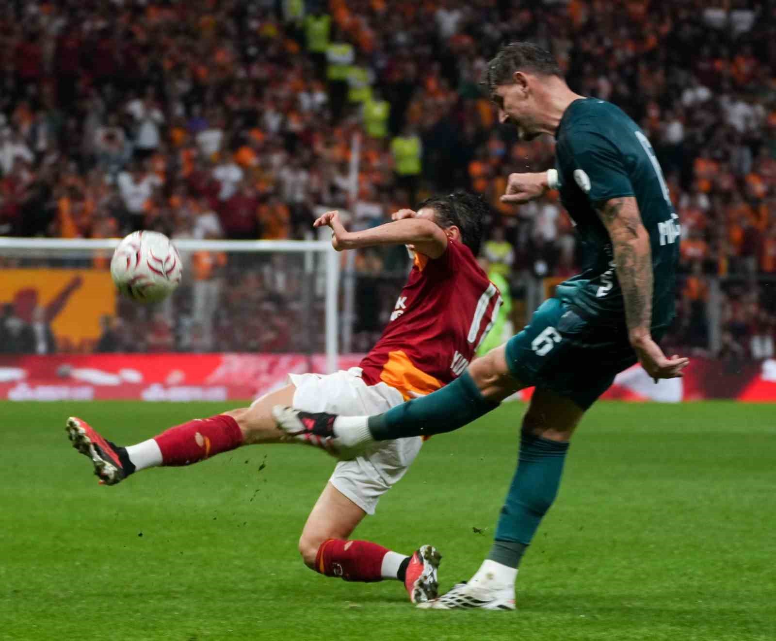 Trendyol Süper Lig: Galatasaray: 0 - Kocaelispor: 0 (İlk yarı)