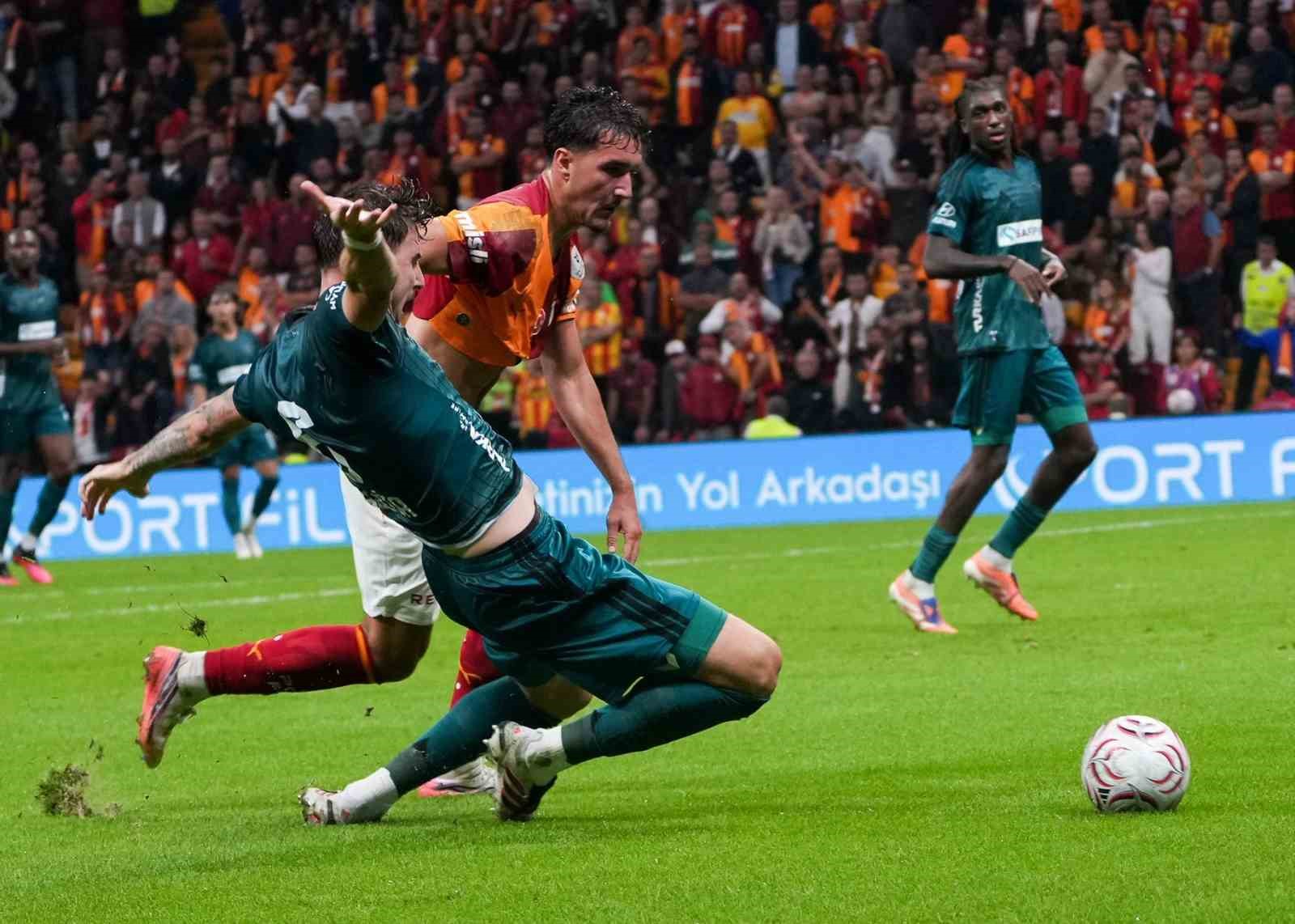 Trendyol Süper Lig: Galatasaray: 0 - Kocaelispor: 0 (İlk yarı)