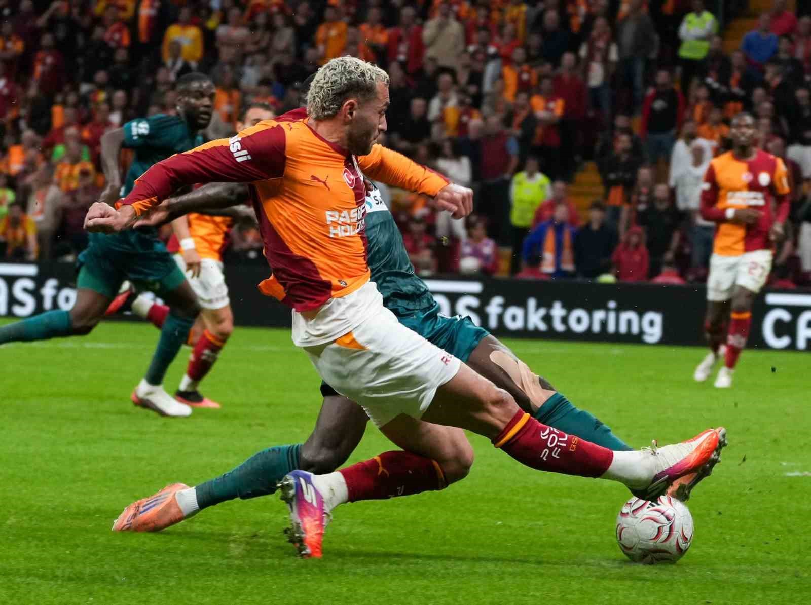 Trendyol Süper Lig: Galatasaray: 0 - Kocaelispor: 0 (İlk yarı)