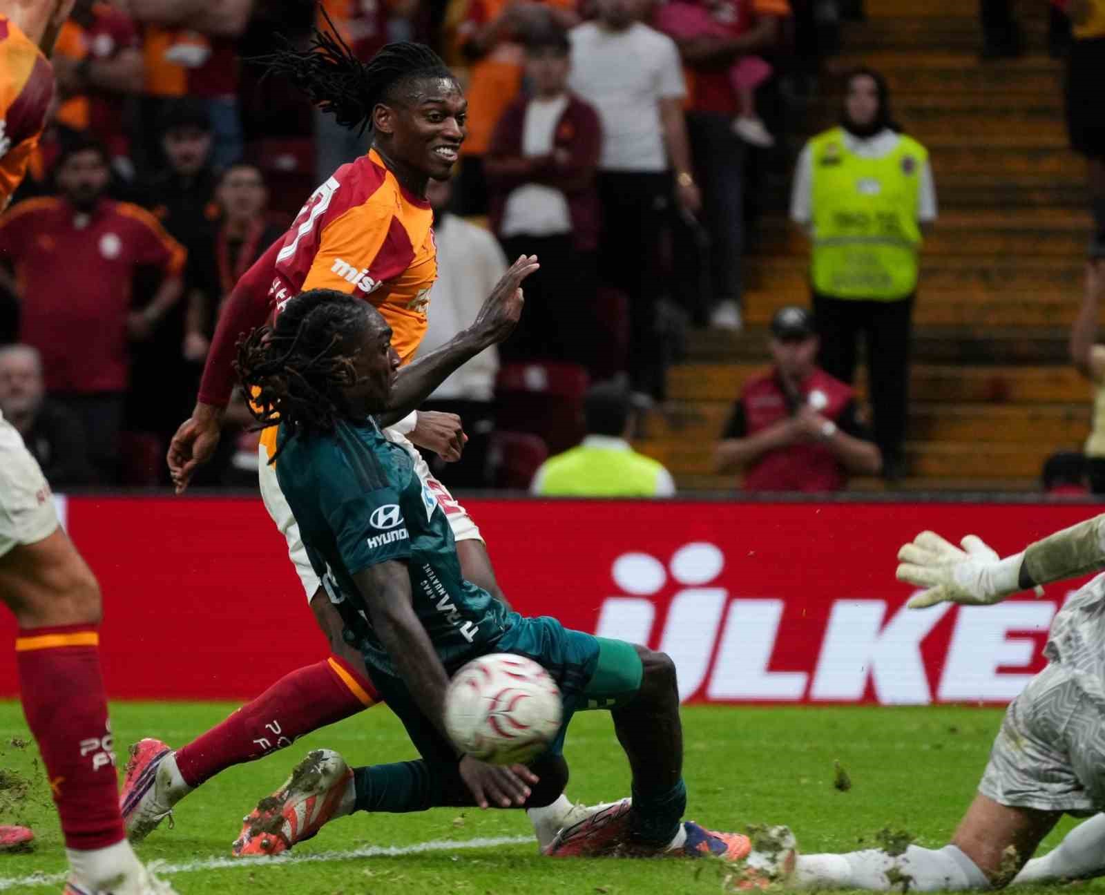 Trendyol Süper Lig: Galatasaray: 0 - Kocaelispor: 0 (İlk yarı)