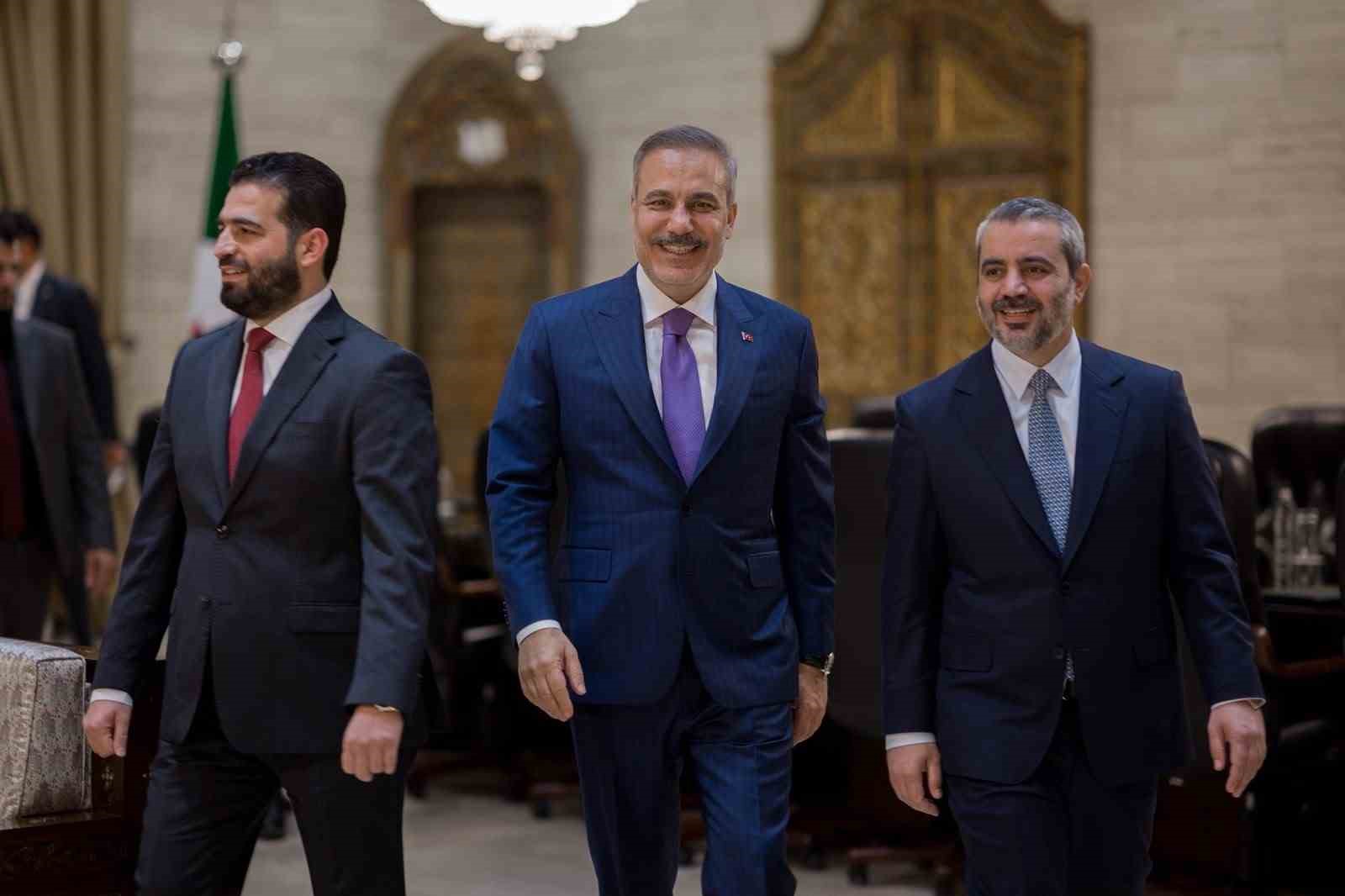 Bakan Fidan, Suriyeli mevkidaşı Şeybani ve Suriye İçişleri Bakanı Hattab ile üçlü görüşme gerçekleştirdi