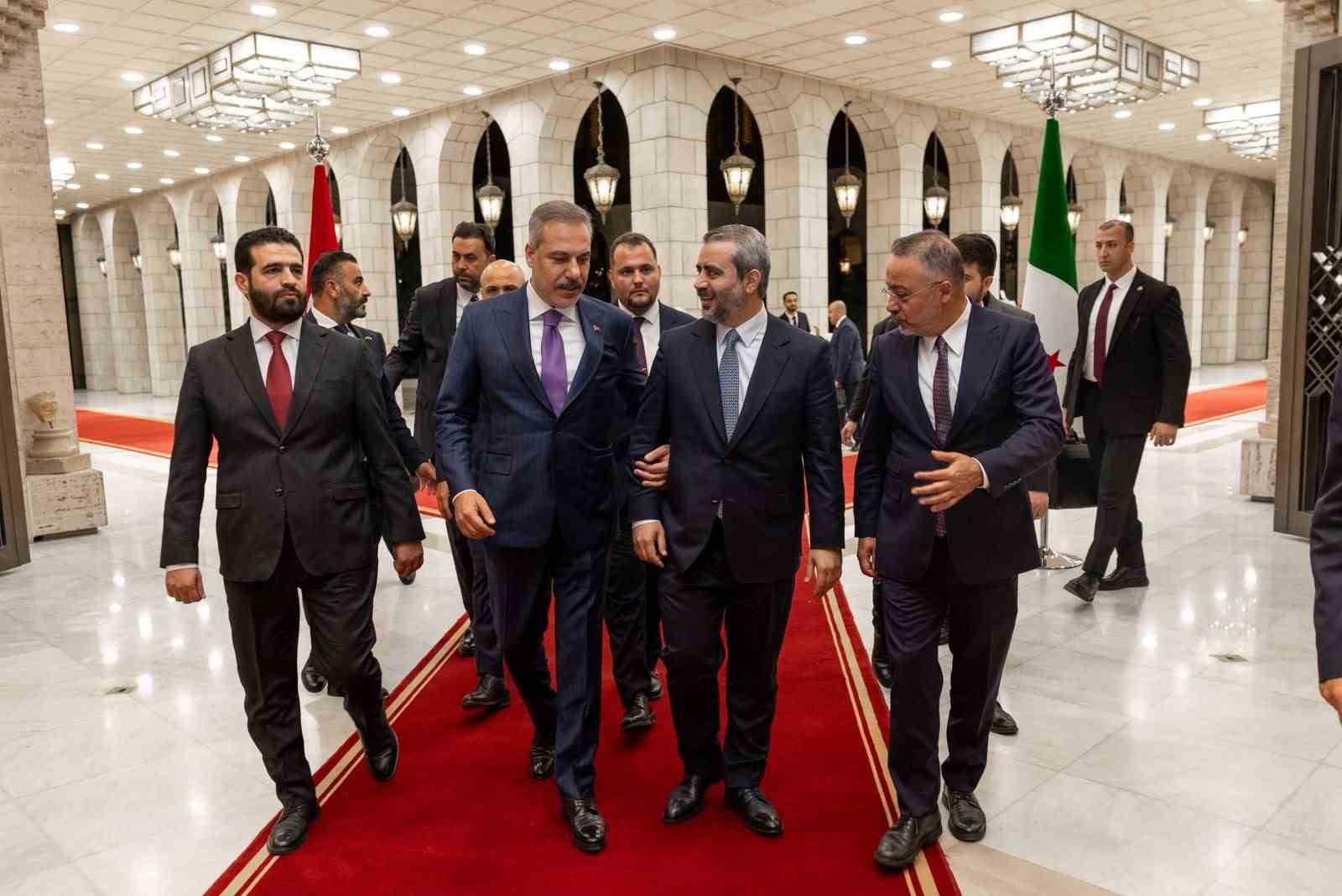 Bakan Fidan, Suriyeli mevkidaşı Şeybani ve Suriye İçişleri Bakanı Hattab ile üçlü görüşme gerçekleştirdi
