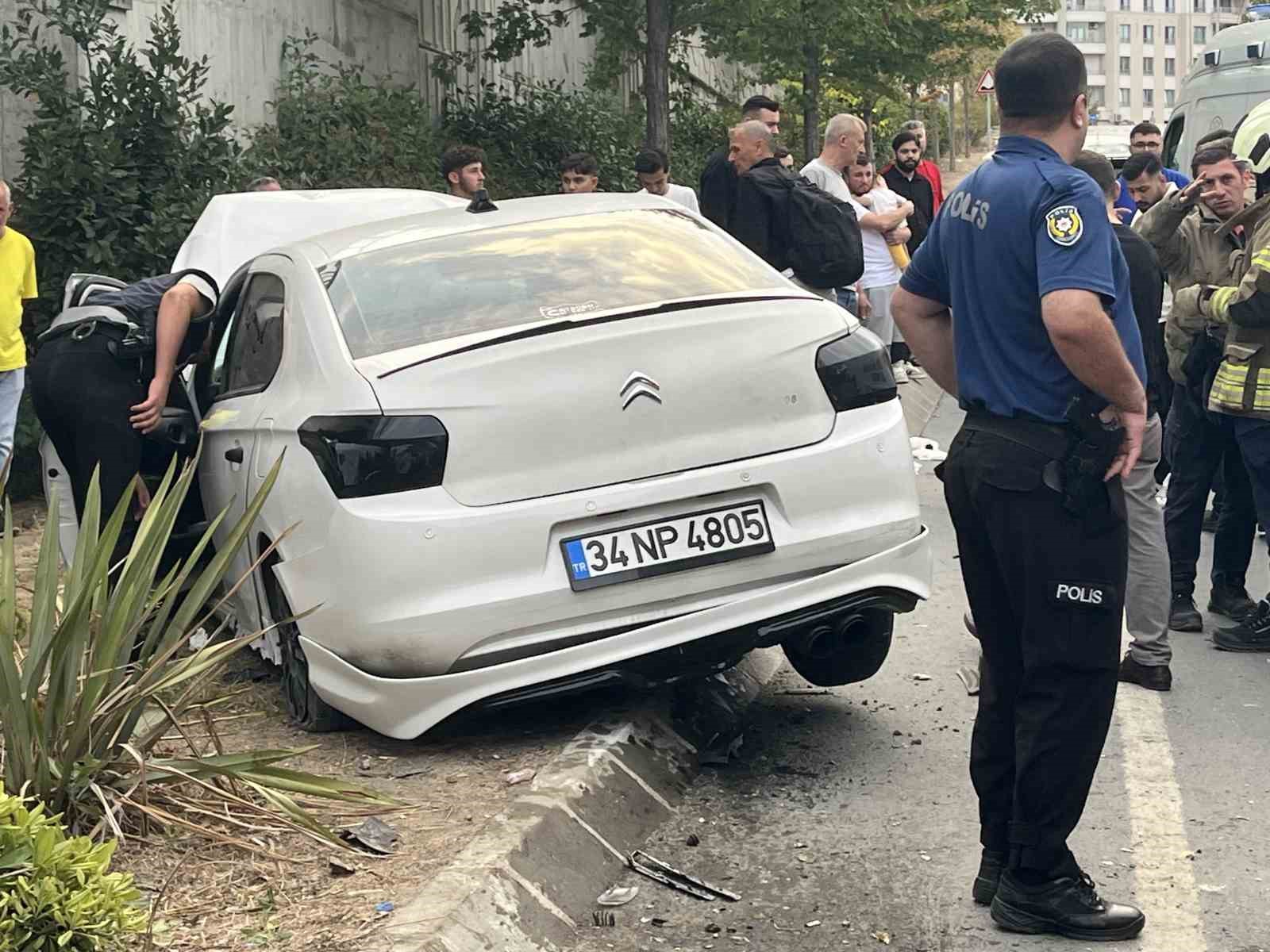 Küçükçekmece’de bisikletliye çarpmamak için manevra yapan araç bariyerlere çarptı: 4 yaralı