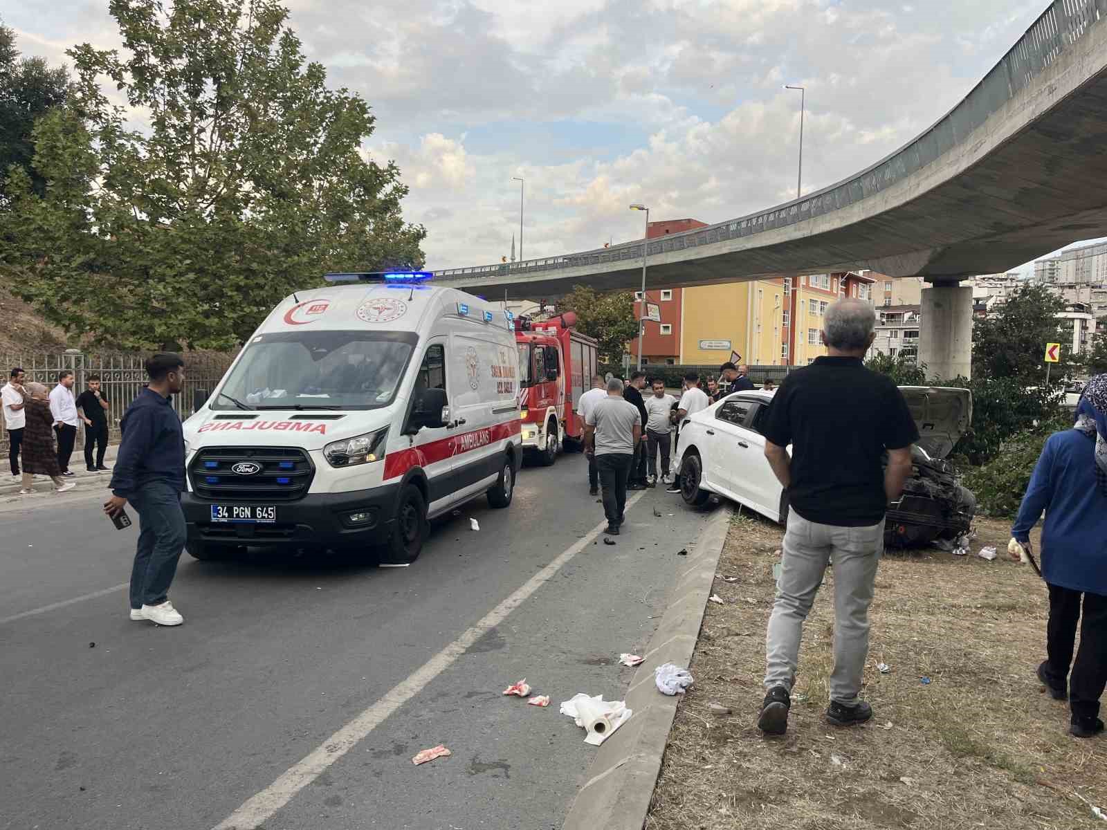 Küçükçekmece’de bisikletliye çarpmamak için manevra yapan araç bariyerlere çarptı: 4 yaralı