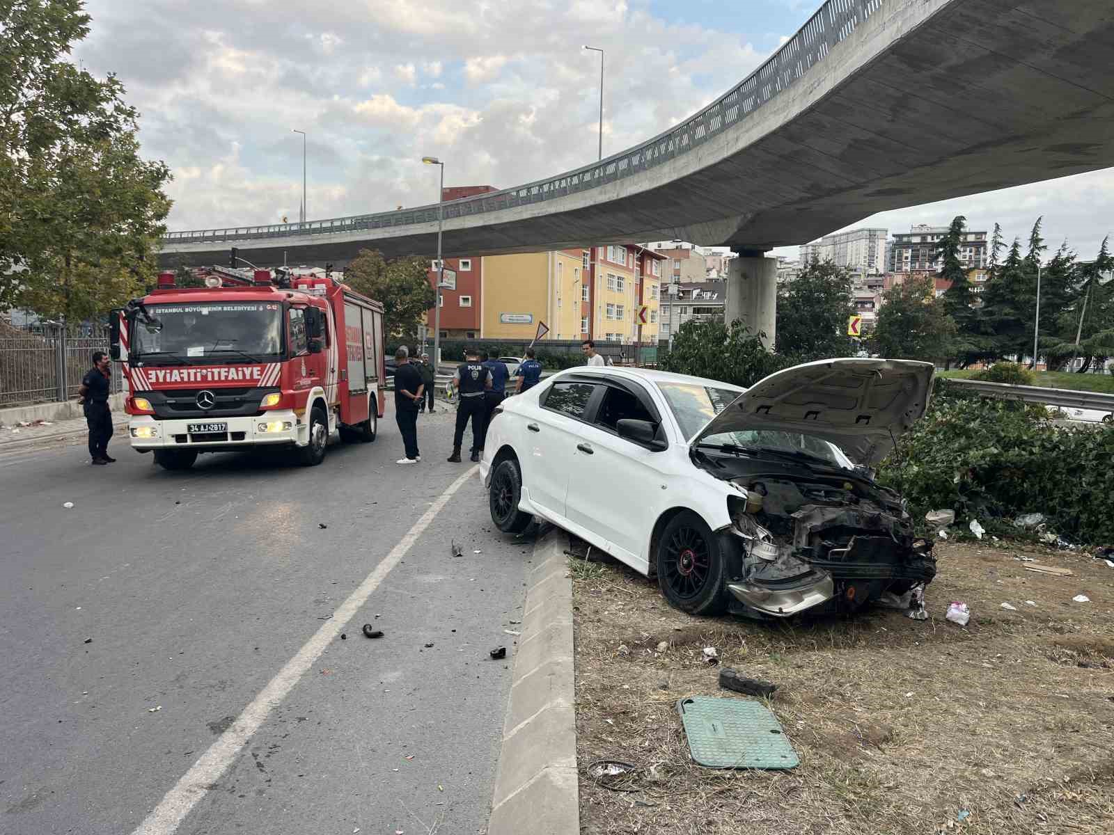 Küçükçekmece’de bisikletliye çarpmamak için manevra yapan araç bariyerlere çarptı: 4 yaralı