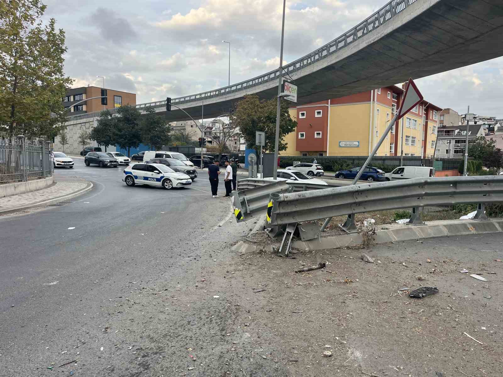 Küçükçekmece’de bisikletliye çarpmamak için manevra yapan araç bariyerlere çarptı: 4 yaralı