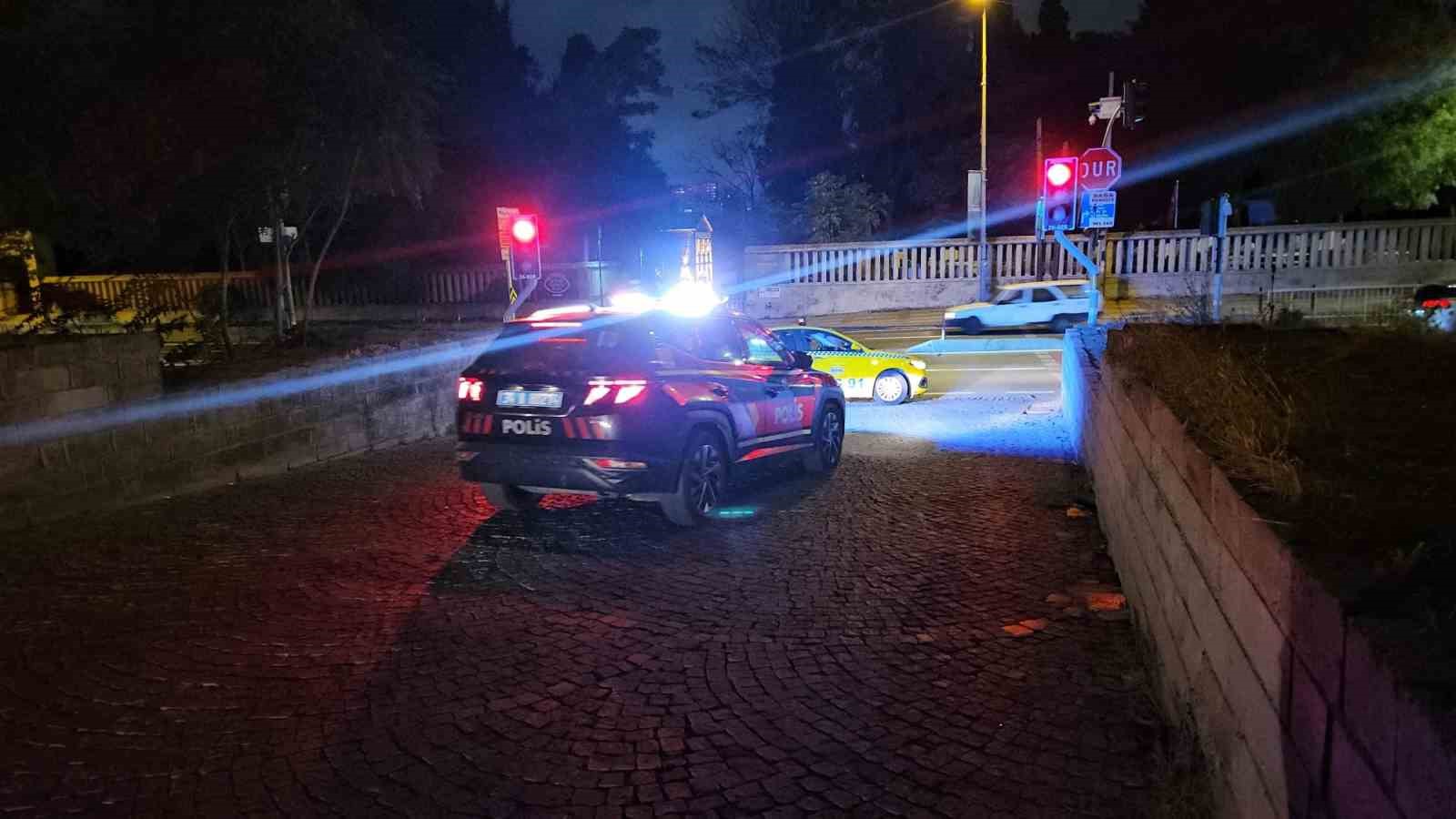 Fatih’te surlarda erkek cesedi bulundu