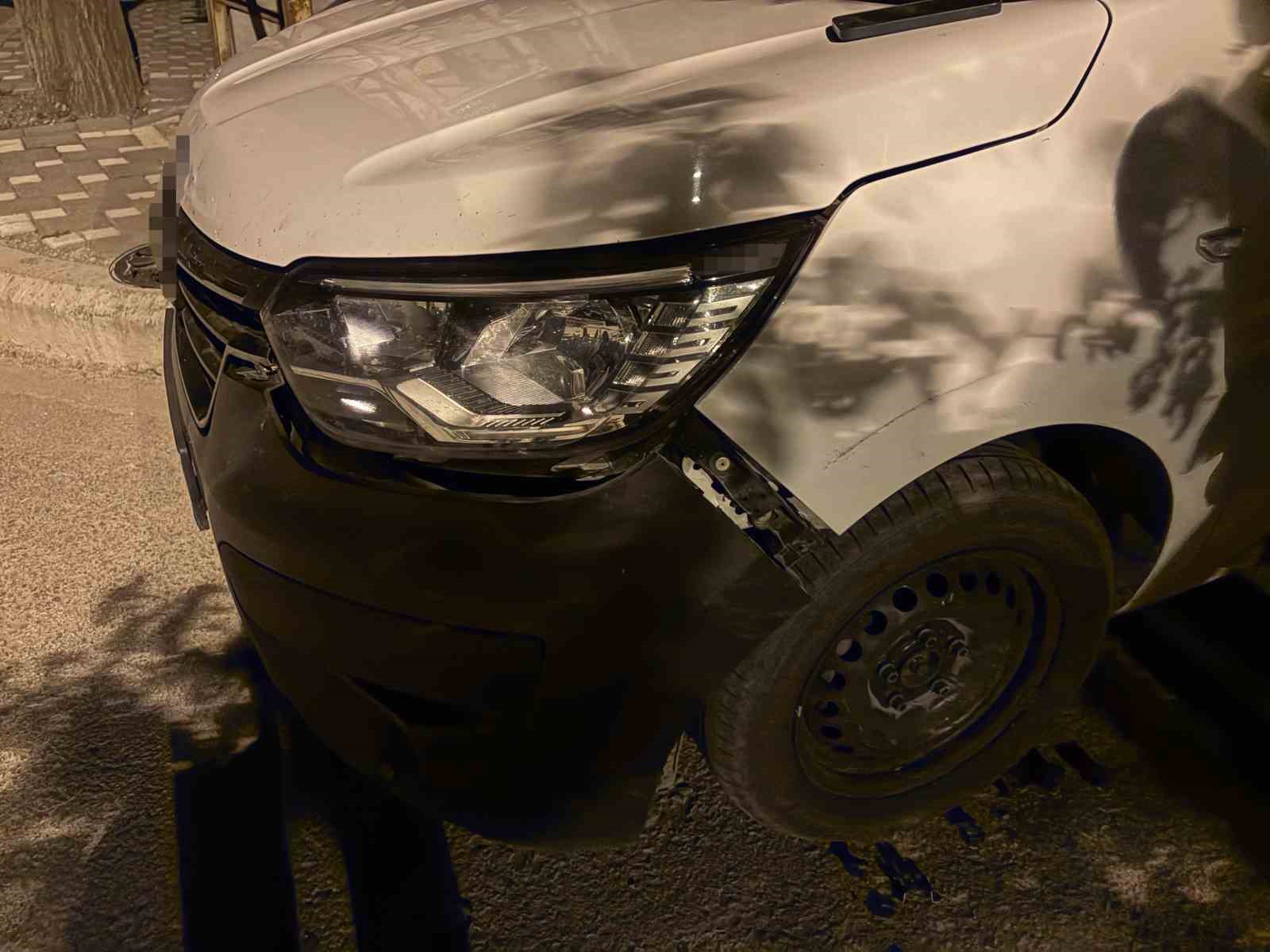 Kamyonet çift taraflı park edilen yolda bir araca çarpıp, bir otomobilin de aynasını kırdı