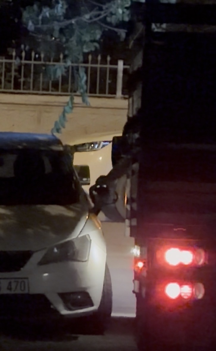 Kamyonet çift taraflı park edilen yolda bir araca çarpıp, bir otomobilin de aynasını kırdı