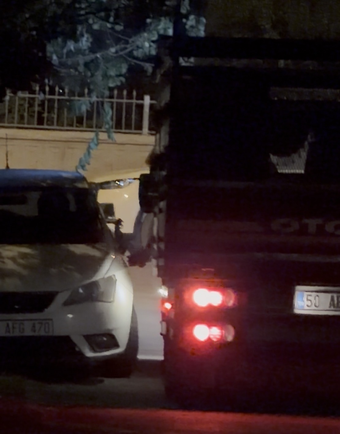 Kamyonet çift taraflı park edilen yolda bir araca çarpıp, bir otomobilin de aynasını kırdı