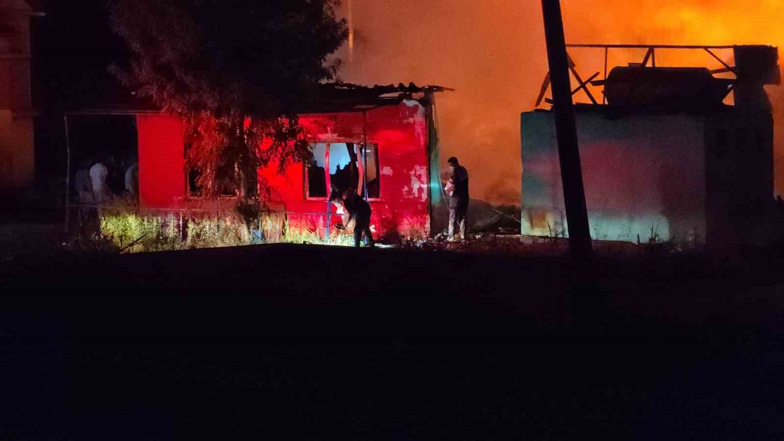 Düzce’de ki yangın sürüyor ekipler evlere sıçramasın diye çalışma yapıyor