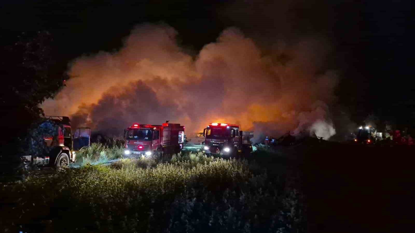 Düzce’de ki yangın sürüyor ekipler evlere sıçramasın diye çalışma yapıyor
