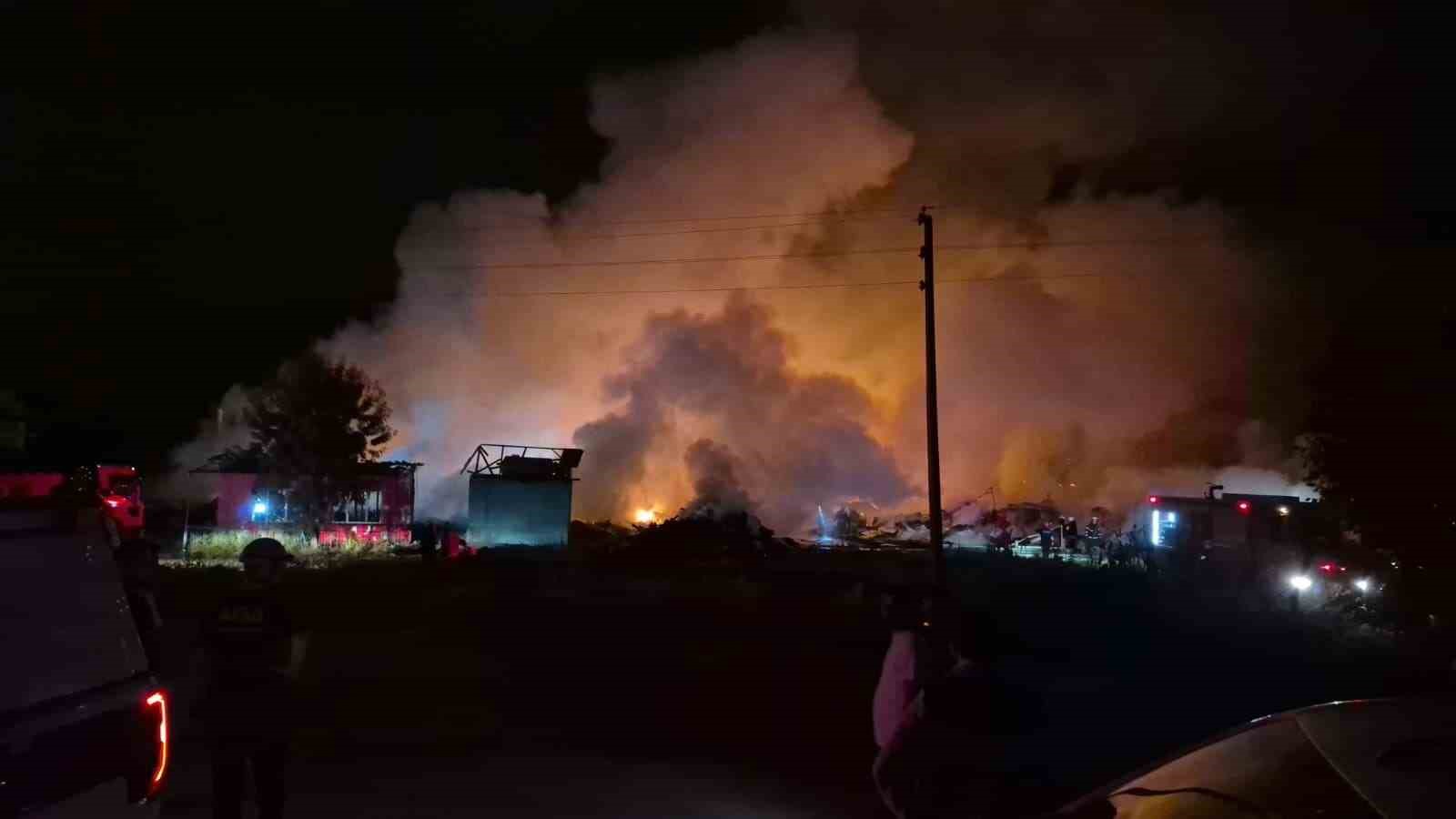 Düzce’de ki yangın sürüyor ekipler evlere sıçramasın diye çalışma yapıyor