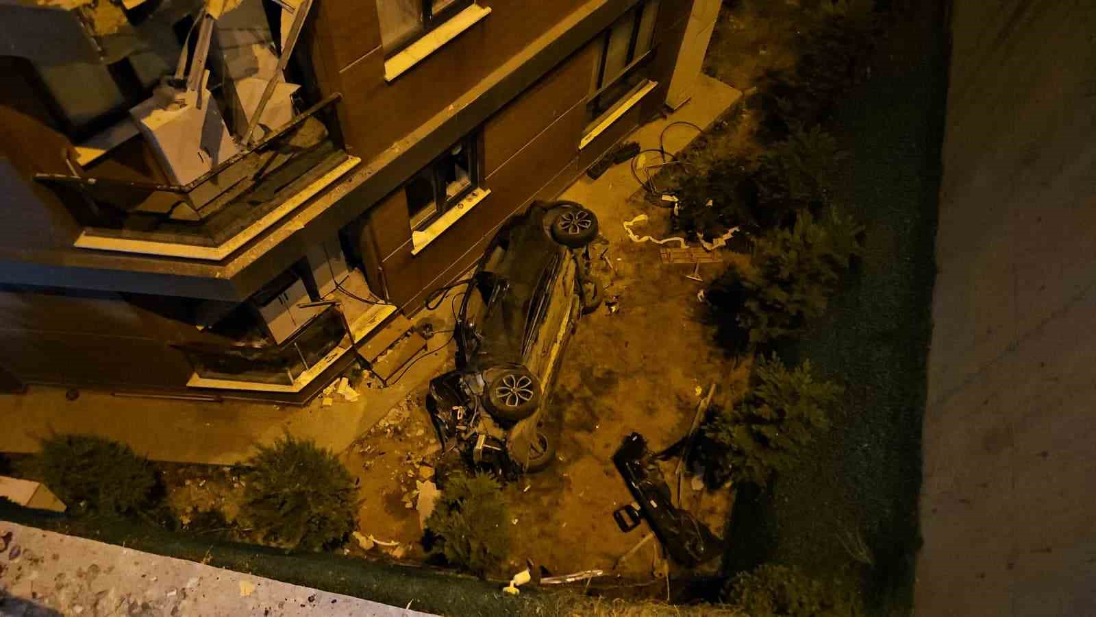 Eyüpsultan’da alkollü sürücü binaya çarptıktan sonra bahçeye uçtu: 2 yaralı