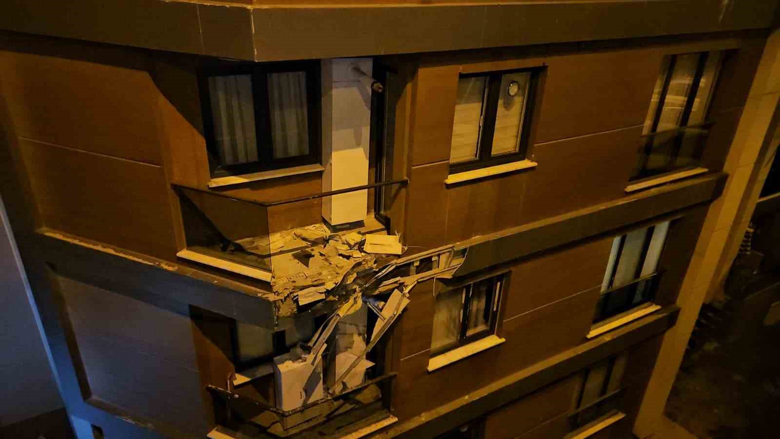 Eyüpsultan’da alkollü sürücü binaya çarptıktan sonra bahçeye uçtu: 2 yaralı