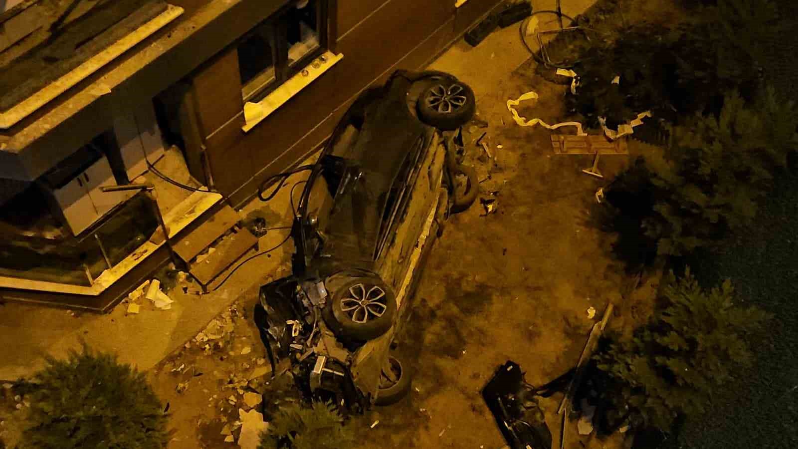 Eyüpsultan’da alkollü sürücü binaya çarptıktan sonra bahçeye uçtu: 2 yaralı