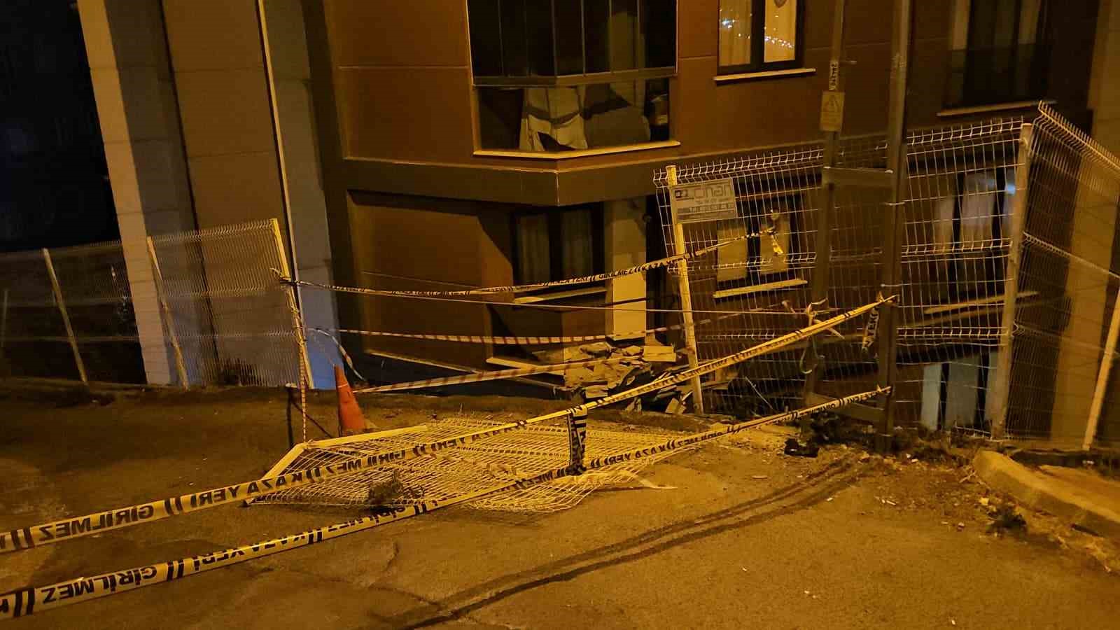 Eyüpsultan’da alkollü sürücü binaya çarptıktan sonra bahçeye uçtu: 2 yaralı