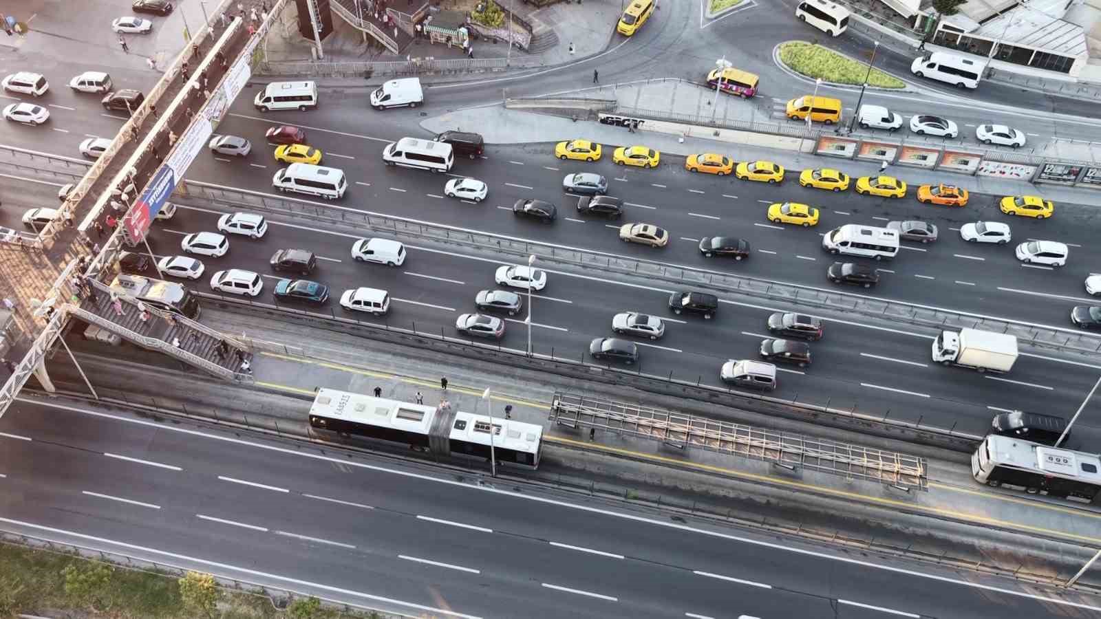 Valilik kararı sonrası okulların ilk günü trafik yoğunluğu yüzde 51 olarak ölçüldü