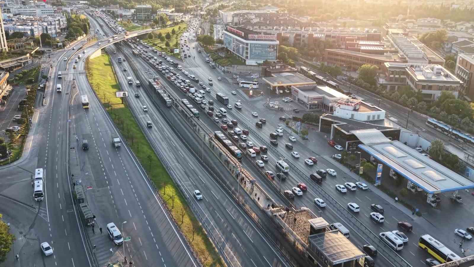 Valilik kararı sonrası okulların ilk günü trafik yoğunluğu yüzde 51 olarak ölçüldü