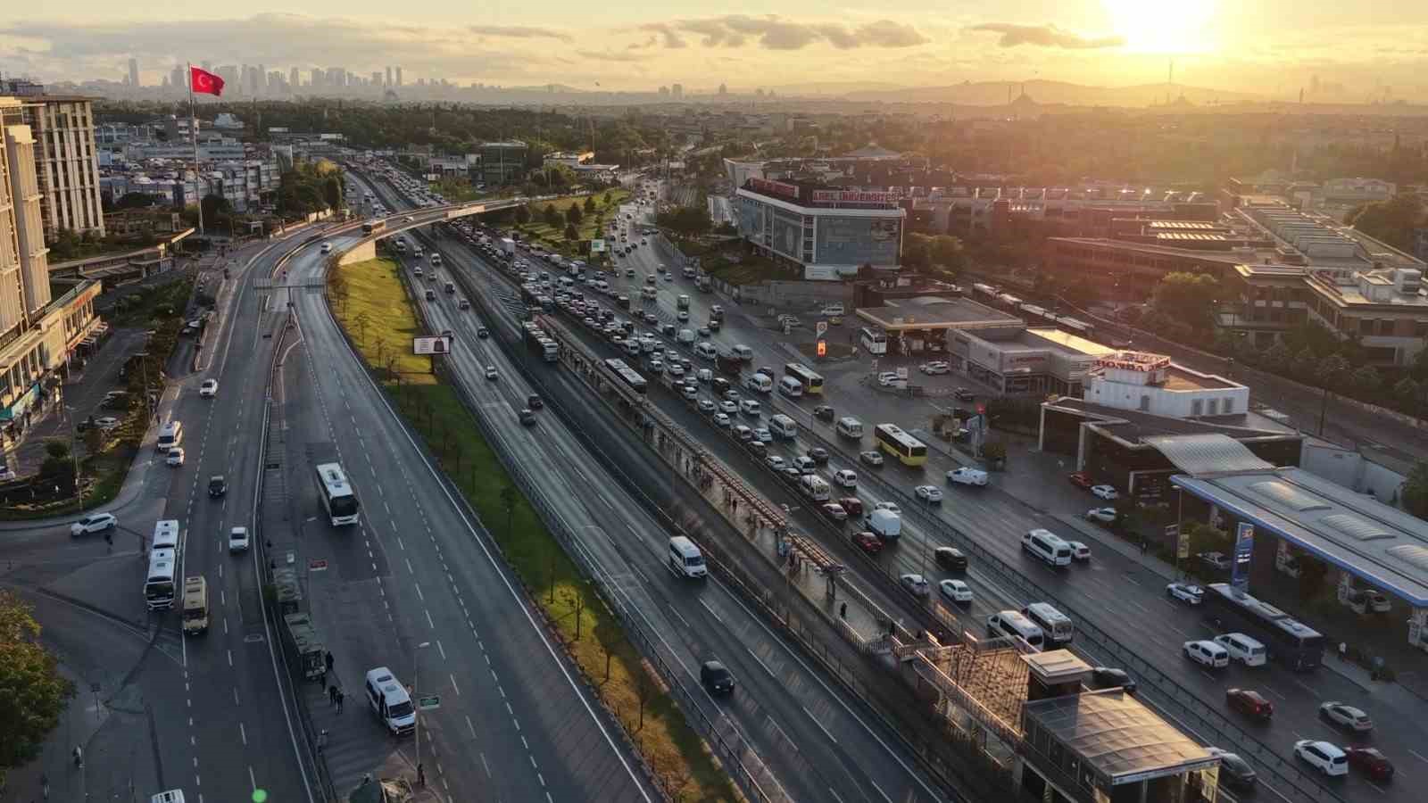 Valilik kararı sonrası okulların ilk günü trafik yoğunluğu yüzde 51 olarak ölçüldü