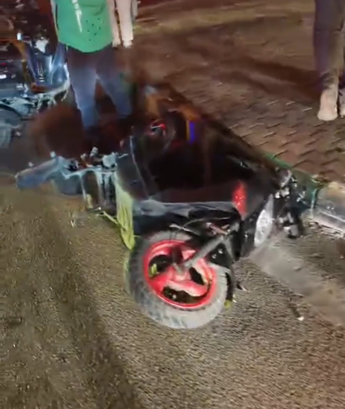 Kırmızı ışıkta geçen motosiklete otomobil çarptı: 1 ölü, 1 yaralı