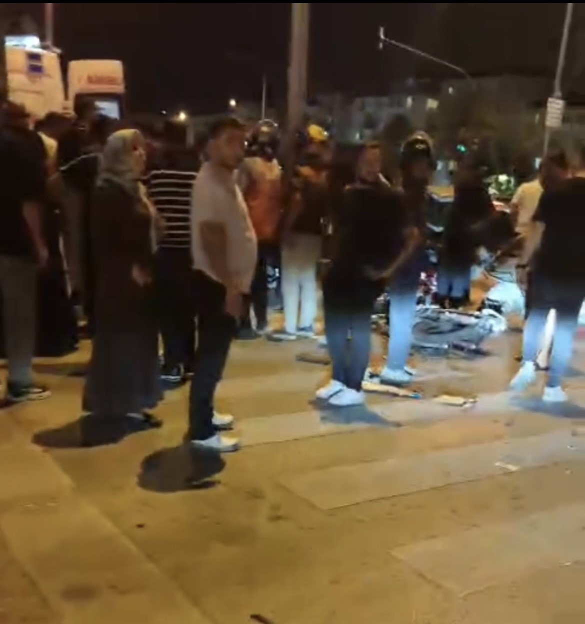 Kırmızı ışıkta geçen motosiklete otomobil çarptı: 1 ölü, 1 yaralı
